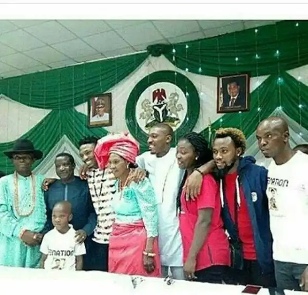 BBNaija 2017 Winner, Efe Poses With His Entire Family (Photos)